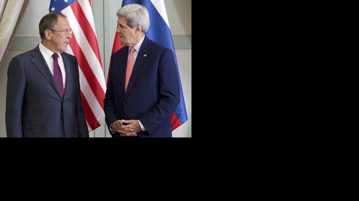 
El secretario de Estado John Kerry (der.), durante una reunión con su homólogo ruso, Sergei Lavrov, este martes en París.
