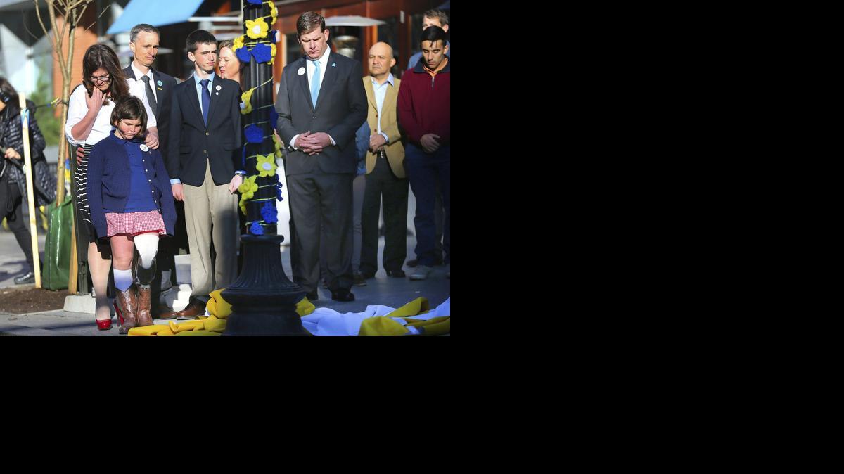 <cutline_leadin>El alcalde</cutline_leadin> de Boston, Marty Walsh (3 der.), asiste junto a los familiares de una de las víctimas mortales del atentado de Boston, Martin Richard (de ocho años), a una ceremonia por el segundo aniversario del ataque.<252><252>