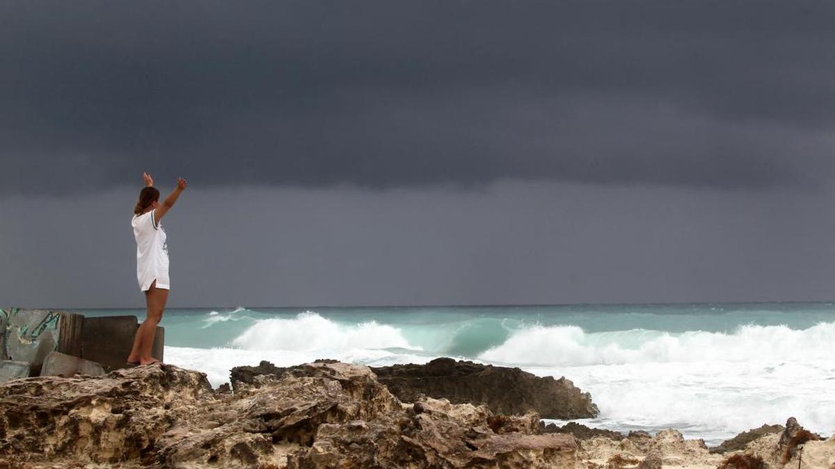 Vista general de las condiciones atmosféricas en el centro de recreo de Cancún debido a la formación de la tormenta tropical Cindy el martes 20 de junio de 2017, en el estado de Quintana Roo (México).