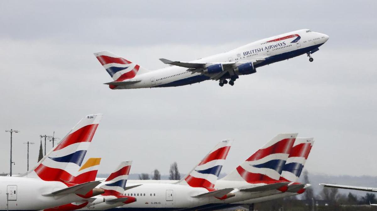 Un avión Boeing 747 operado por la aerolínea British Airways despega desde el aeropuerto internacional Heathrow de Londres, en marzo del 2016.