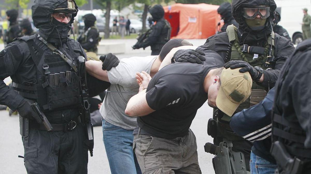 MIEMBROS DE la policía antiterrorismo en Polonia realizan un ejercicio de preparación cerca del estadio Nacional en Varsovia.