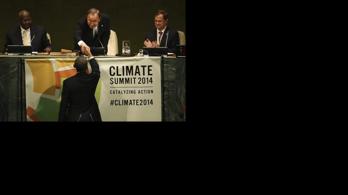 
El presidente Obama estrecha la mano del secretario general de la ONU, Ban Ki-moon, antes de intervenir en la Cumbre del Clima en la sede de las Naciones Unidas en Nueva York, junto a su familia este martes.


