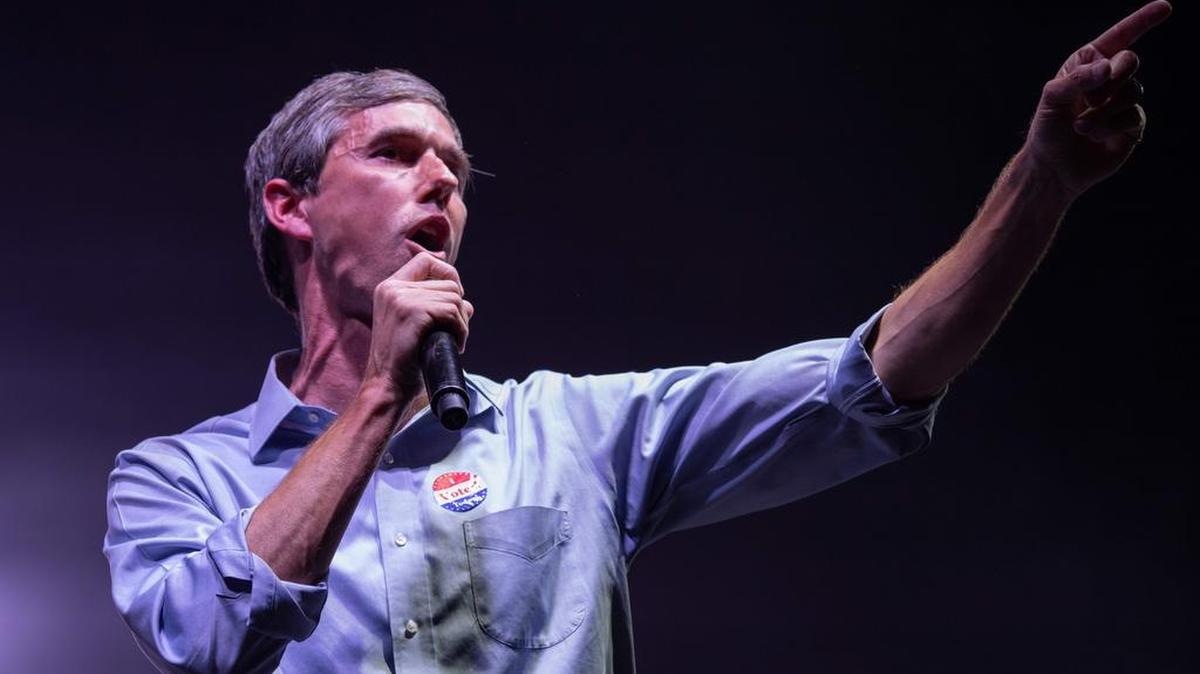 El Congresista de Texas, Beto ORourke, da su discurso de concesión durante la fiesta de la noche electoral en el Southwest University Park en el centro de El Paso el 6 de noviembre de 2018.