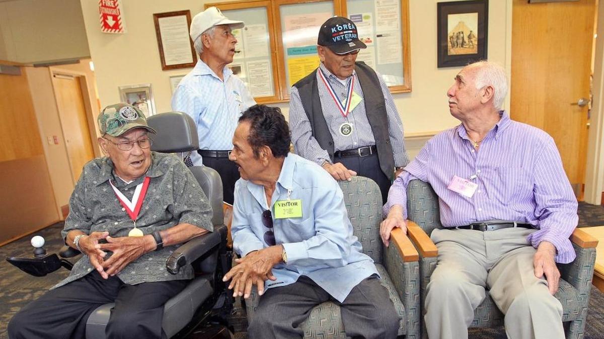 The Borinqueneers- (sentado) - Alejandro Martir y Eduardo Rodriguez, Hilton Dominguez, (de pie) - Ruben Martinez y Antonio Flores Diaz conversan entre sí en el asilo de ancianos Alexander "Sandy" Nininger State Veterans Nursing Home en Pembroke Pines el miércoles 5 de noviembre. 2014