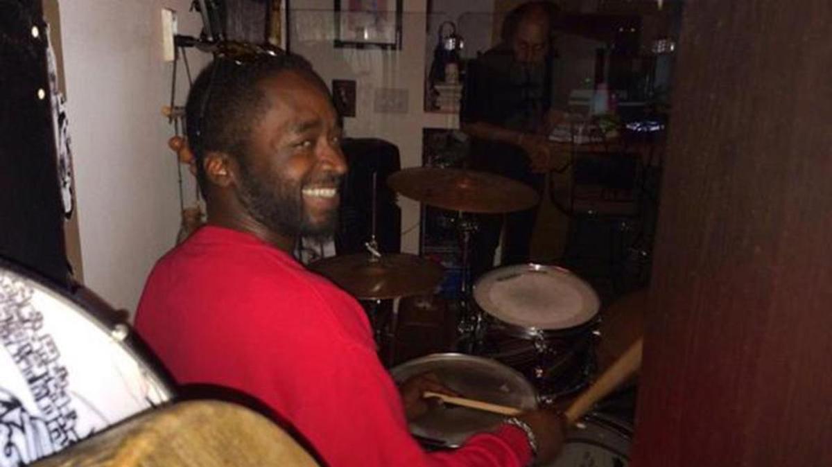 Corey Jones falleció a consecuencia de disparos hechos por un oficial de policía que se encontraba de guardia y vestido de civil, en octubre del 2015 en Palm Beach.