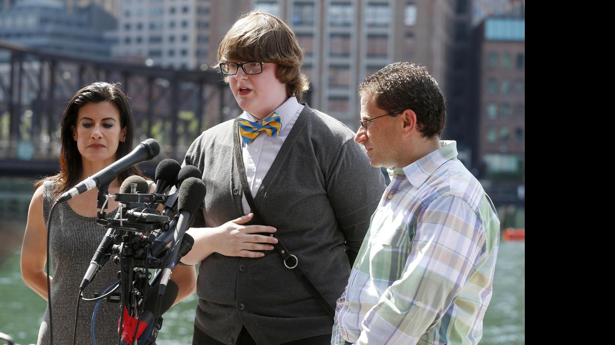 
Sobrevivientes del ataque a la Maratón de Boston Lynn Julian (izq.), Henry Borgard y Scott Weisberg hablan el miércoles a la prensa afuera de la Corte Federal de Boston.
