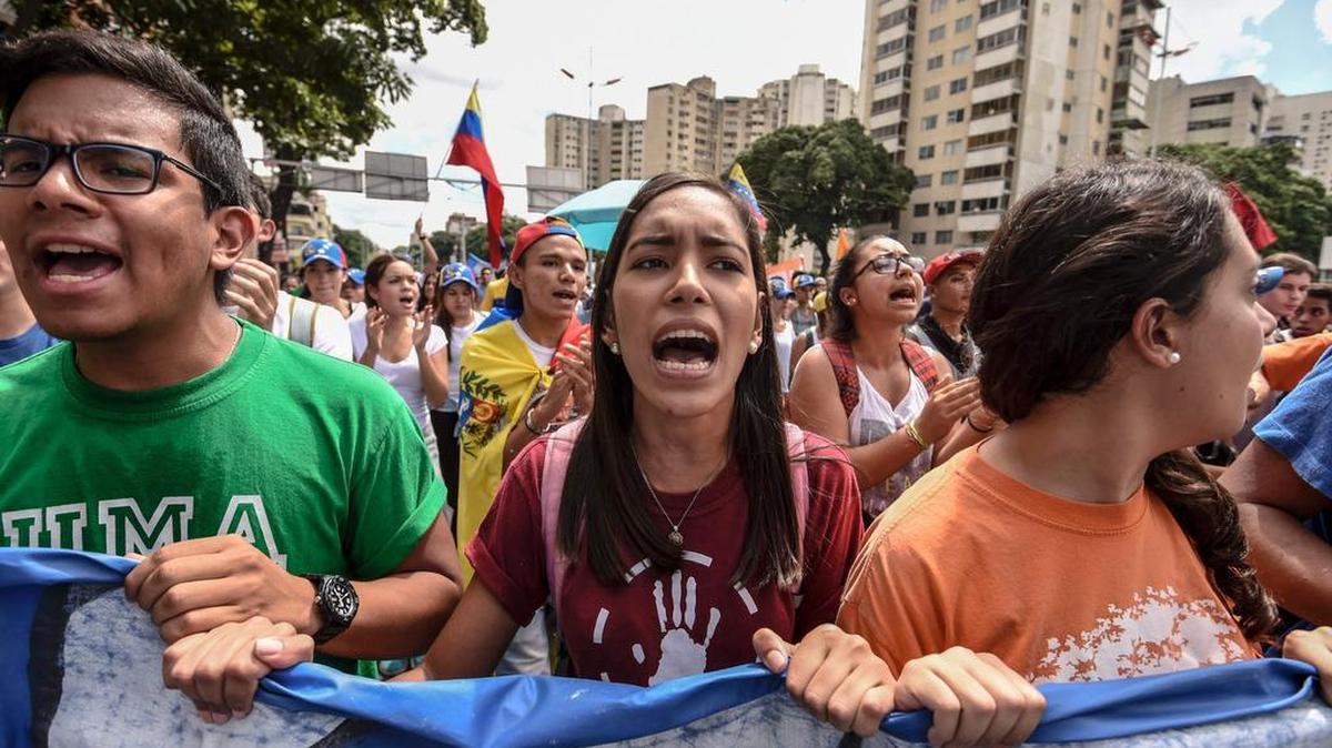 Estudiantes protestan contra el gobierno del presidente venezolano Nicolás Maduro en las calles de Caracas el 3 de noviembre de 2016.