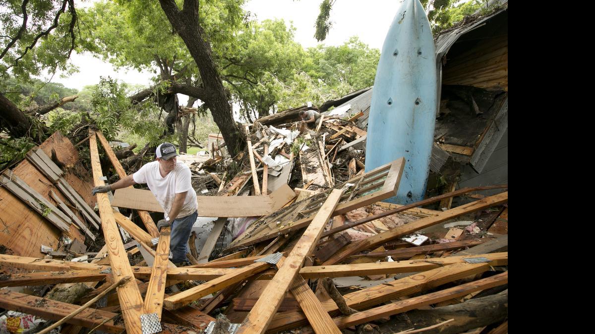 
Una repentina inundación en Texas y Oklahoma que destruyó varias viviendas.
