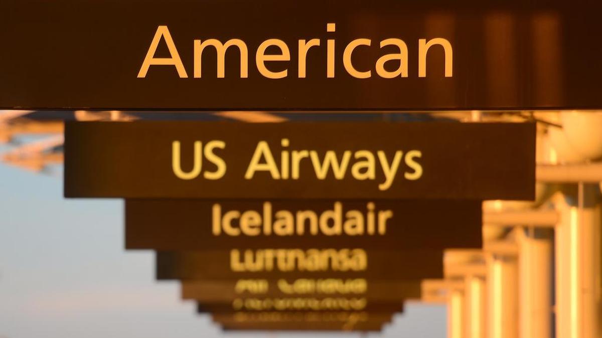 Esta foto de archivo tomada el 9 de diciembre de 2013 muestran a los anuncios de American Airlines y US Airways en el Aeropuerto Internacional de Denver en Denver, Colorado.