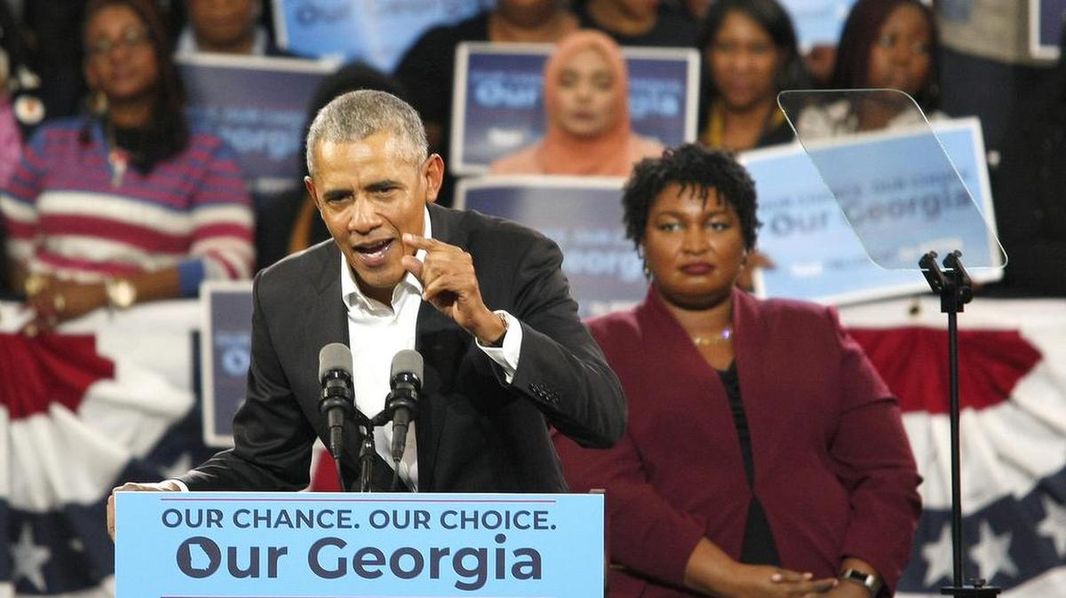 El ex presidente Barack Obama hace campaña por la candidata a gobernadora demócrata de Georgia Stacey Abrams en Atlanta, Georgia, el 2 de noviembre de 2018.