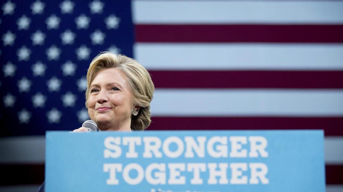 La candidata presidencial demócrata Hillary Clinton da un discurso en un evento para recaudar fondos de campaña, el jueves 13 de octubre en San Francisco.