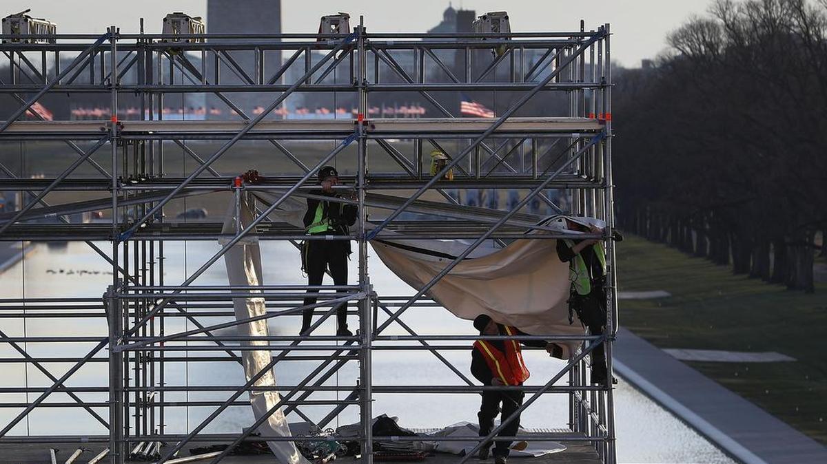 Trabajadores preparan el escenario cerca del Monumento a Washington y frente al Lincoln Memorial para ser usados en la inauguración del presidente electo Donald Trump.