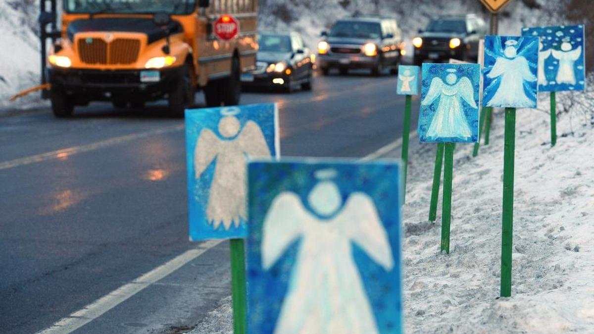 En la foto 26 letreros con ángeles representando a las víctimas de la escuela elemental Sandy Hook en Connecticut. Archivo.