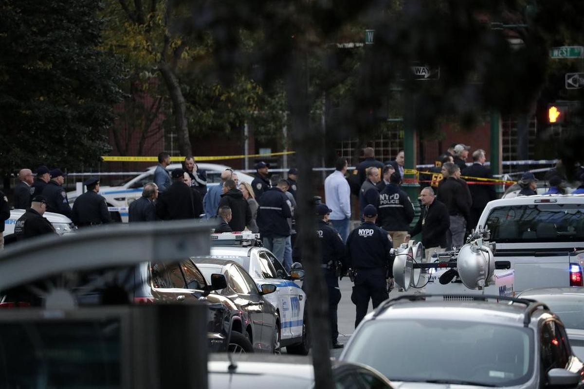 Personal de emergencia de Nueva York y del FBI asisten a la escena donde un hombre condujo una camioneta por la vía de bicicletas el martes 31 de octubre de 2017, en Nueva York. Ocho personas murieron en el incidente y al menos 11 resultaron heridas.