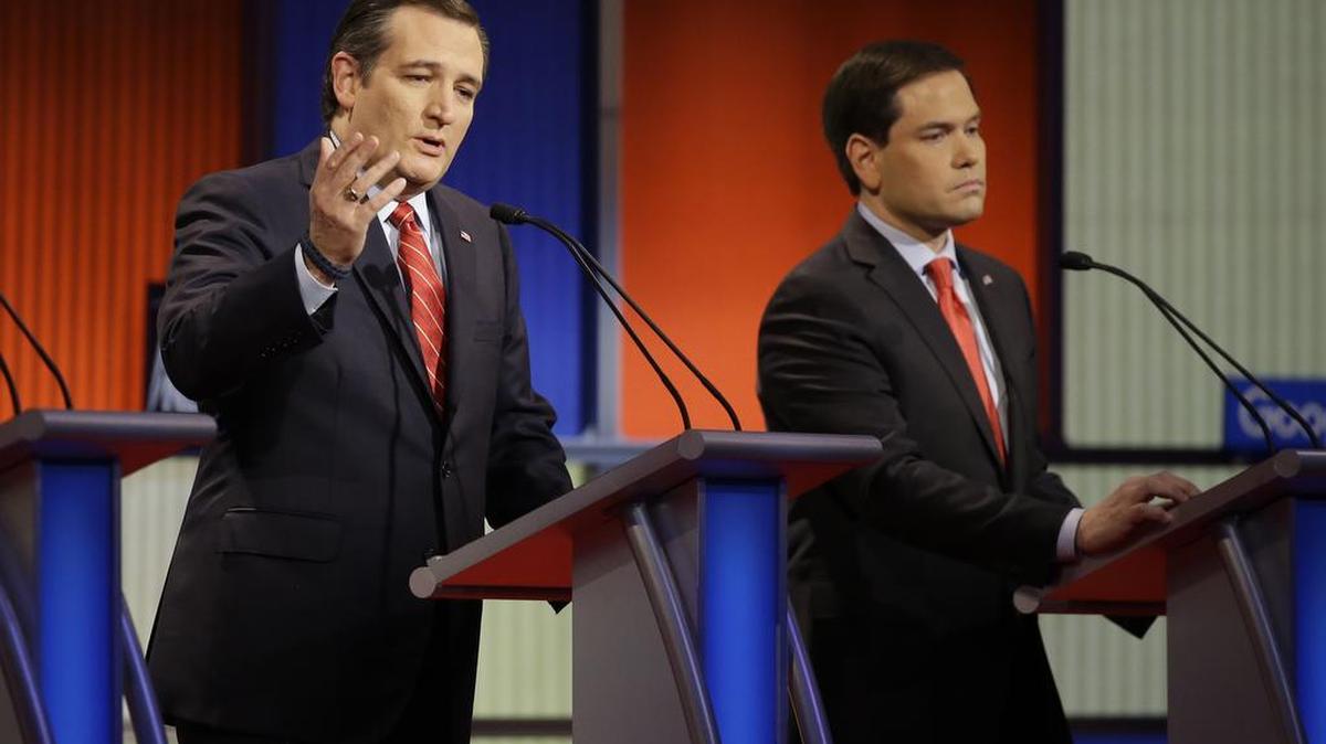 Los candidatos republicanos a la nomiación para la carrera por la Casa Blanca, Ted Cruz, izquierda, y Marco Rubio en un momento del debate del jueves en des Moines, Iowa