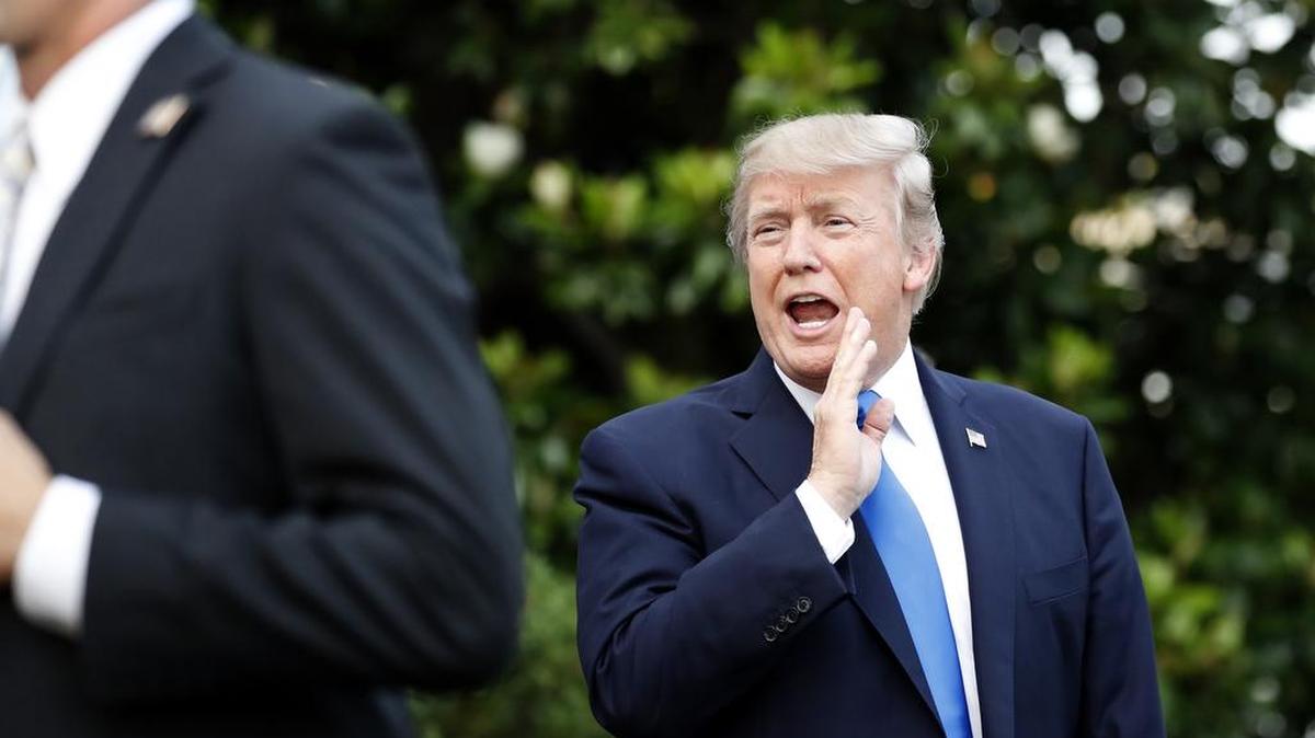 El presidente Donald Trump responde a una pregunta mientras camina hacia Marine One para marcharse de la Casa Blanca, el miércoles 12 de julio de 2017, en Washington. Trump se dirige a París para el Día de la Bastilla.