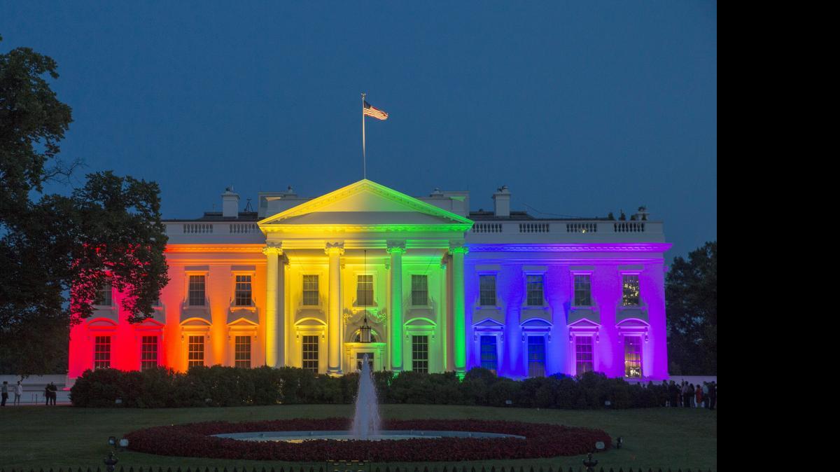 
La fachada de la Casa Blanca se iluminó este viernes con los colores del acoíris para celebrar el histórico fallo del Tribunal Supremo que legaliza el matrimonio homosexual en el país.

