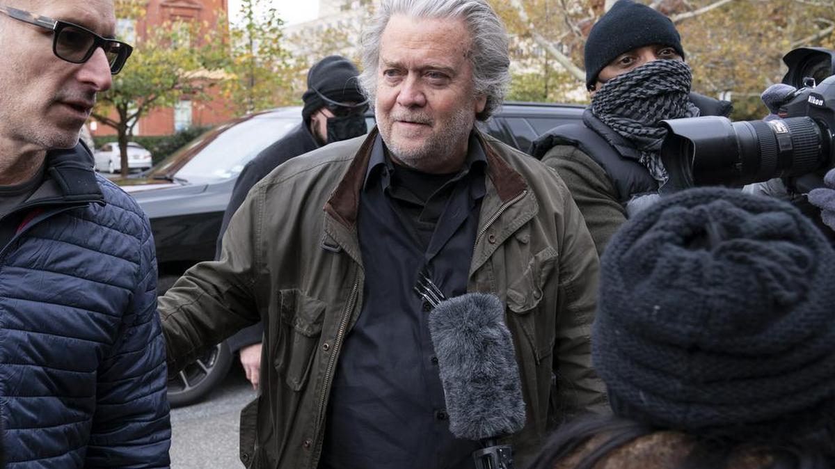 El exestratega de la Casa Blanca Steve Bannon llega a las oficinas del FBI el lunes 15 de noviembre de 2021, en Washington. Bannon se entrega a las autoridades federales, acusado de desacato judicial, tras negarse a comparecer ante la comisión de la Cámara de Representantes de EEUU que investiga el asalto al Capitolio del 6 de enero.