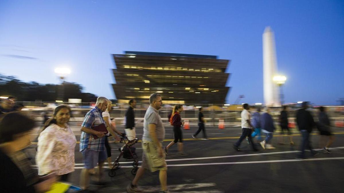 
 Varias personas acuden antes del amanecer a coger el mejor sitio desde donde ver al papa en su recorrido por la Avenida de la Constitución en Washington DC hoy, 23 de septiembre de 2015. 
