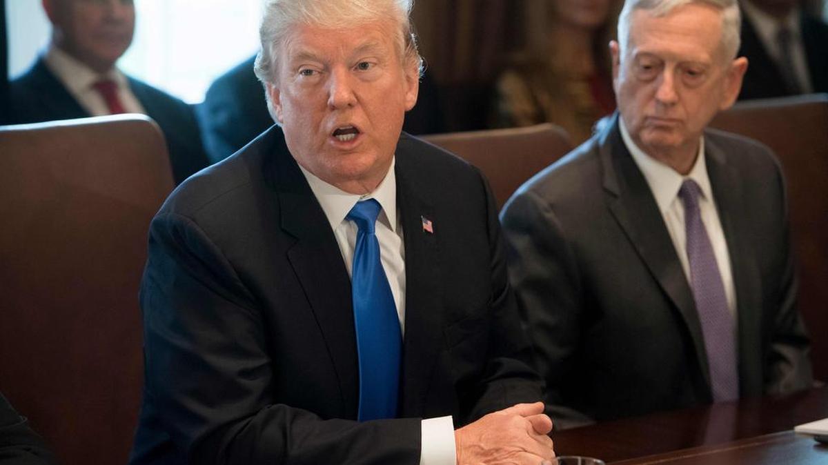 El presidente de EE UU, Donald Trump, habla junto con el secretario de Defensa Jim Mattis mientras celebra una reunión del gabinete en la sala del gabinete de la Casa Blanca en Washington, DC, el 6 de diciembre de 2017.