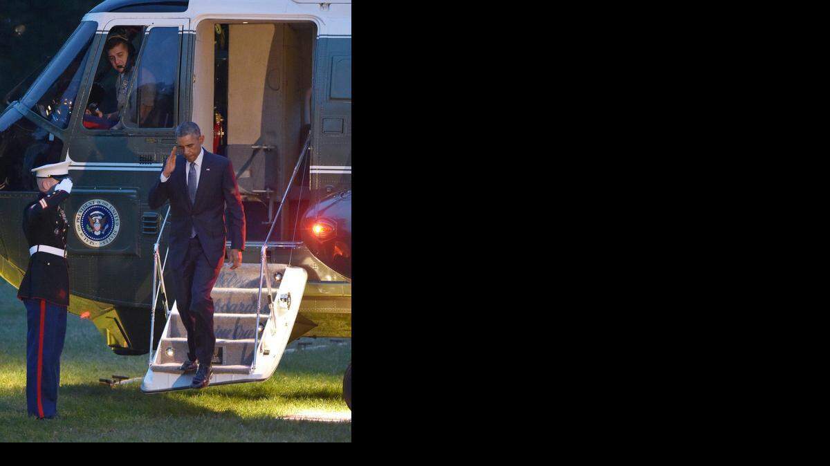 
El presidente Barack Obama baja las escaleras del Marine One en su regreso a la Casa Blanca el 3 de octubre.


