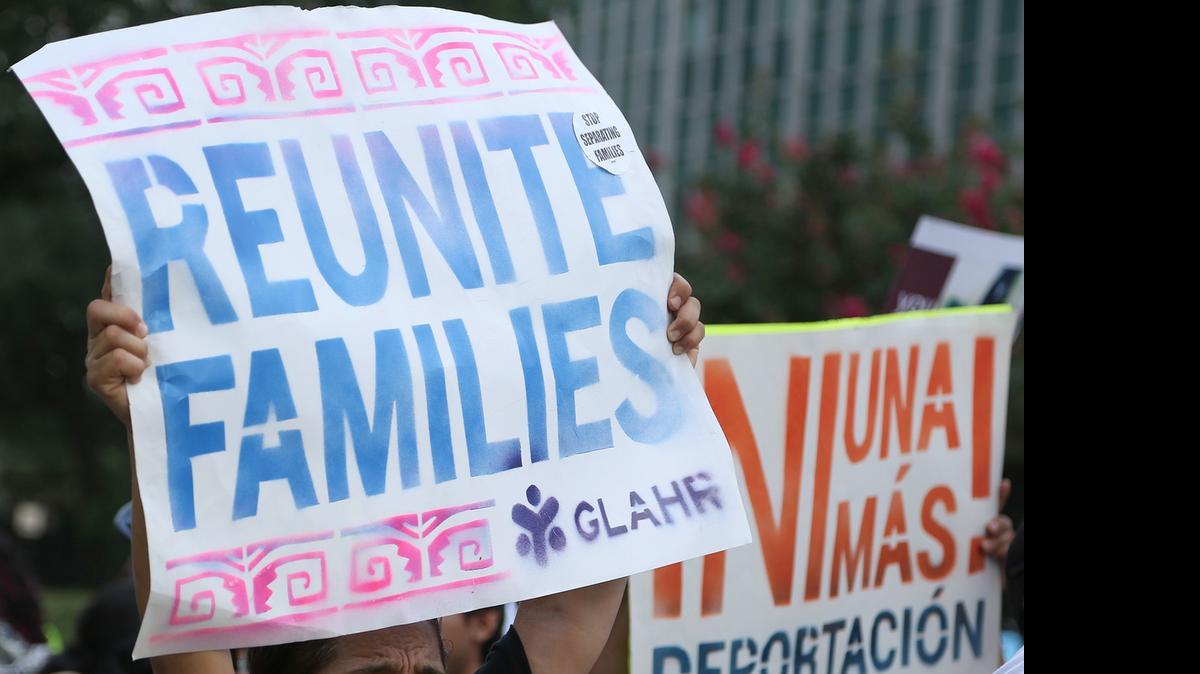 
Manifestantes frente al Tribunal de Apelaciones del Quinto Circuito en New Orleans, piden por una solución para legalizar a los inmigrantes indocumentados, este viernes.
