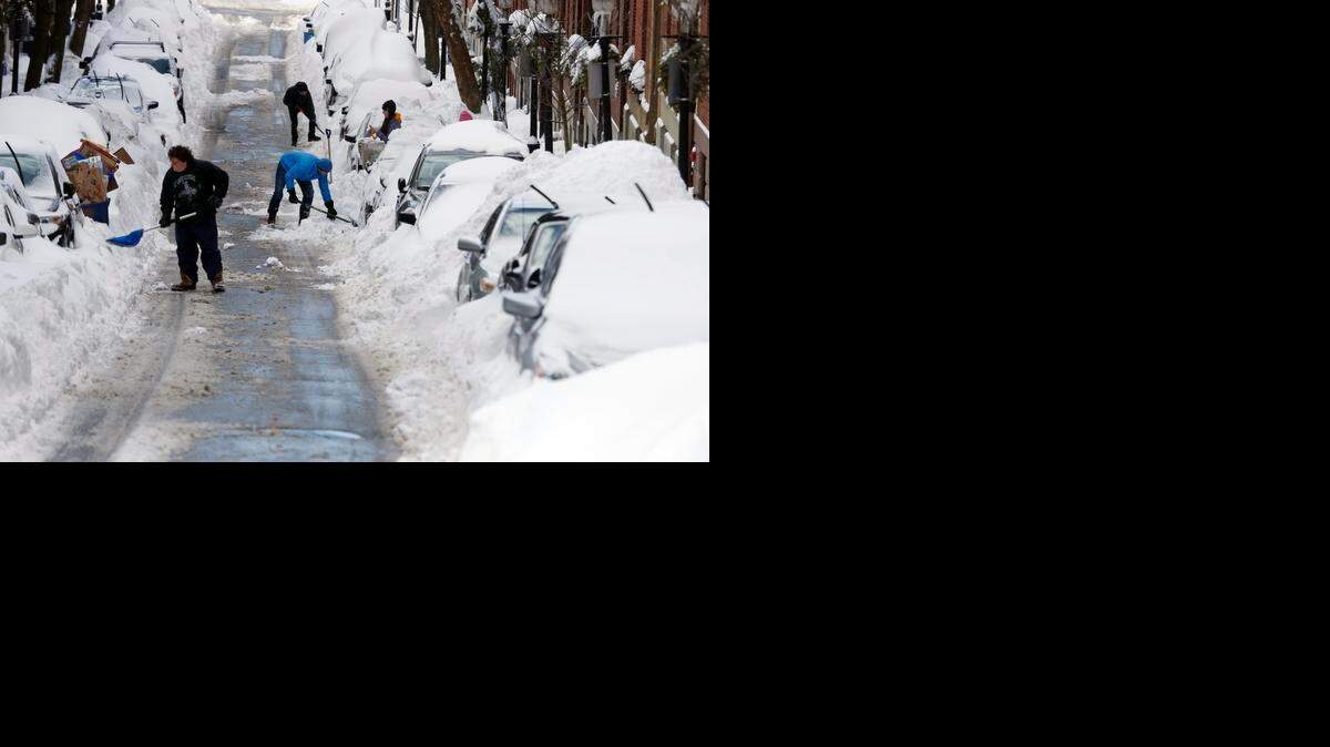 
La tormenta enterró el área de Boston en más de 60 centímetros (2 pies) de nieve y provocó vientos que superaron los 112 kilómetros por hora (70 millas por hora). 

