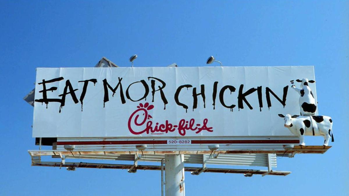 Uno de los tradicionales anuncios de la cadena Chick-fil-A en Atlanta.