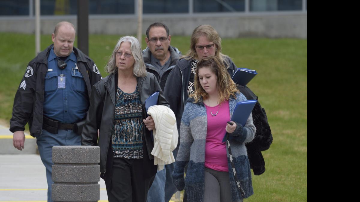
Familiares y amigos de varias víctimas salen de la corte del distrito de Arapahoe durante el primer día del juicio contra James Holmes, este lunes 27 de abril, en Centennial, Colorado.


