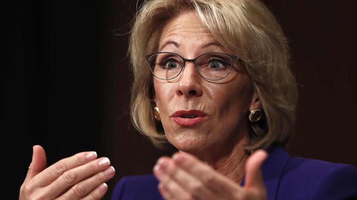 En esta foto del 17 de enero de 2017, la nominada a secretaria de Educación Betsy DeVos testifica en Capitol Hill en Washington.