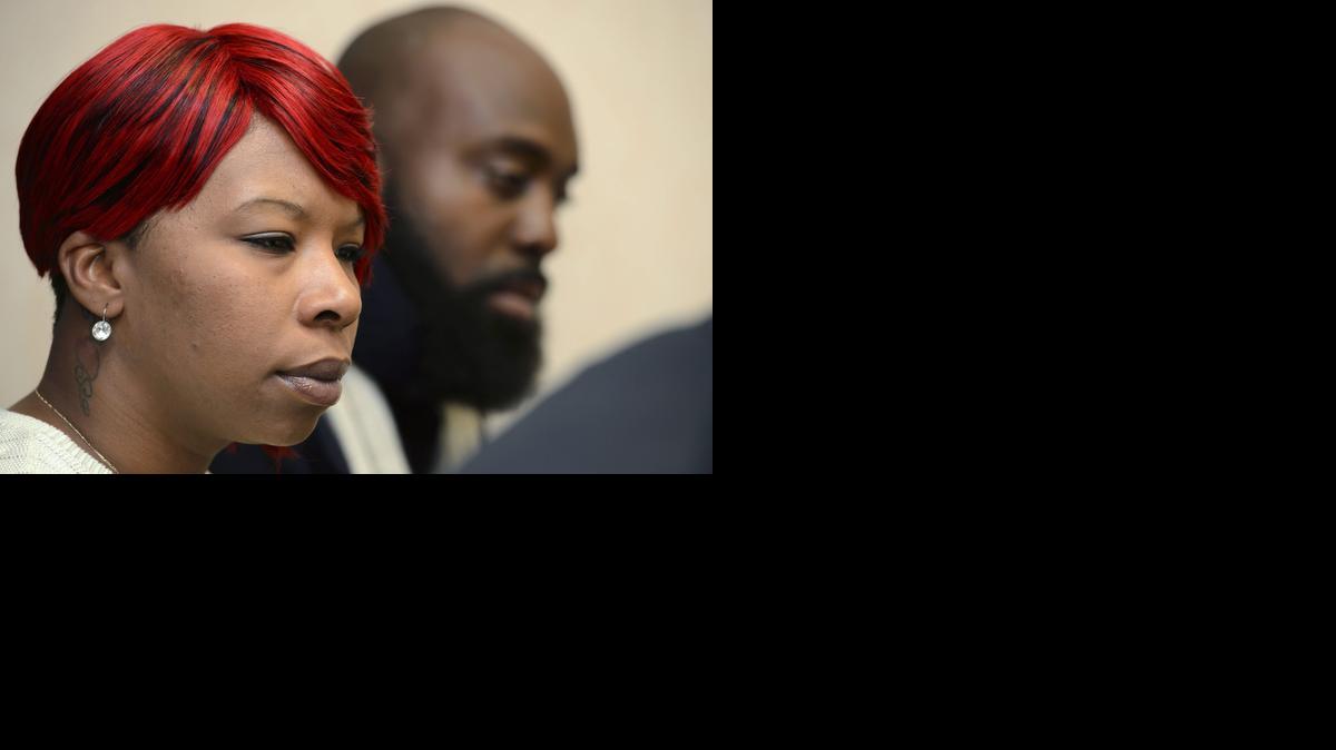 Los padres de Michael Brown, el joven afroamericano que murió tras ser disparado por un policía blanco, Lesley McSpadden (i) y Michael Brown Sr., durante una rueda de prensa en Ginebra, Suiza, el 12 de noviembre de 2014.
