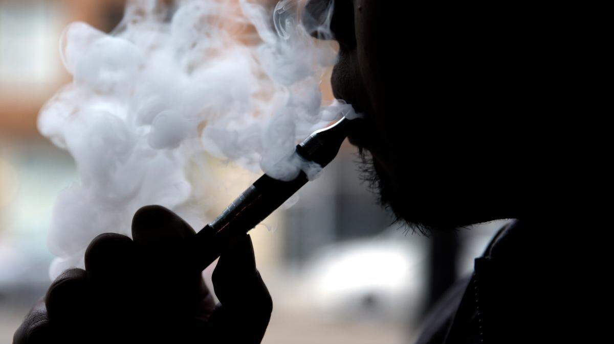 
El uso del cigarrillo electrónico se triplicó entre los jóvenes estadounidenses en apenas un año, y superó por primera vez el uso de los cigarrillos convencionales, 
