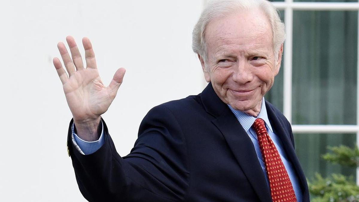 Joe Lieberman, ex senador por el estado de Connecticut, sale de la Casa Blanca después de reunirse con el presidente Donald Trump, el jueves 17 de mayo de 2017, en Washington D.C.