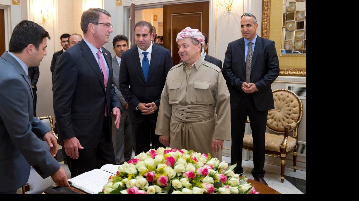 
El secretario de Defensa de EEUU, Ashton Carter, (izq.), durante una entrevista, el viernes, con el presidente de la región autónoma del Kurdistán, Masud Barzani.
