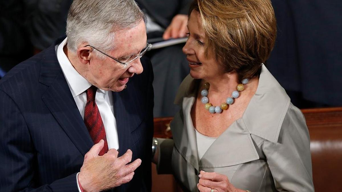 Con el líder de la minoría demócrata del Senado, Harry Reid, y su homóloga en la Cámara Baja, Nancy Pelosi, los congresistas demócratas presentaron el documento con el que pretenden impulsar el caso ante la Corte. Foto de archivo