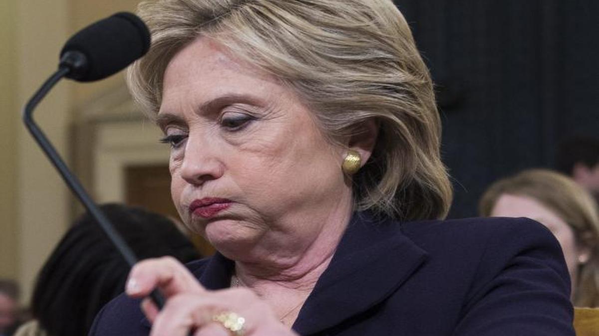 La ex secretaria de Estado y aspirante a la candidatura presidencial demócrata para 2016, Hillary Clinton, testifica ante el Comité de la Cámara de Representantes que investiga el ataque al consulado estadounidense en Bengasi (Libia), en el Capitolio de Washington, el jueves 22 de octubre de 2015.