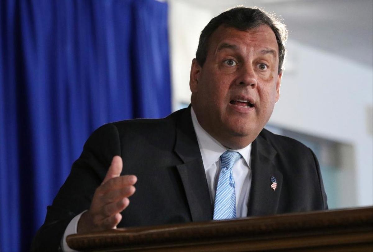 El gobernador Chris Christie habla durante una conferencia de prensa el domingo 2 de julio de 2017, en el segundo día del gobierno del estado cerrado, en Trenton, Nueva Jersey. Christie dijo que si un presupuesto llega a su mesa, si incluye Horizon o no, Lo firmará, pero a partir de ahora, sus manos están atadas. Se calcula que entre 30,000 y 35,000 empleados del estado serán desalojados si no se llega a un acuerdo el lunes por la mañana.