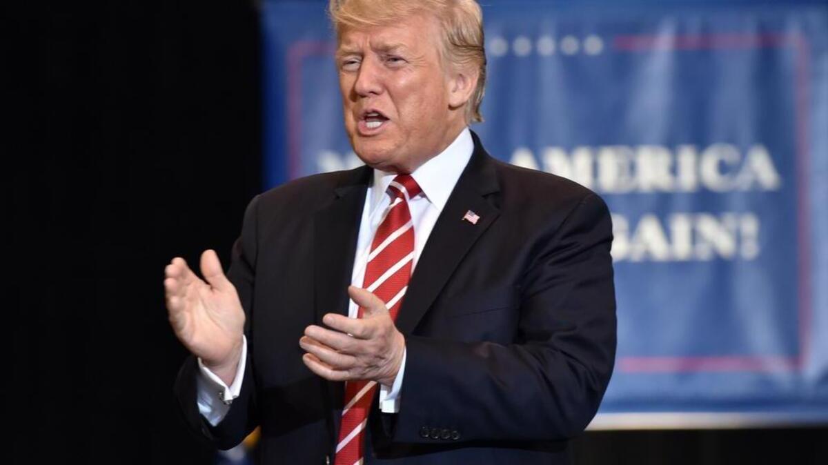 El presidente reapareció tras unos días de contención en su escenario favorito: un mitin con sus incondicionales seguidores que abarrotaban por miles el Centro de Convenciones de Phoenix, en Arizona.