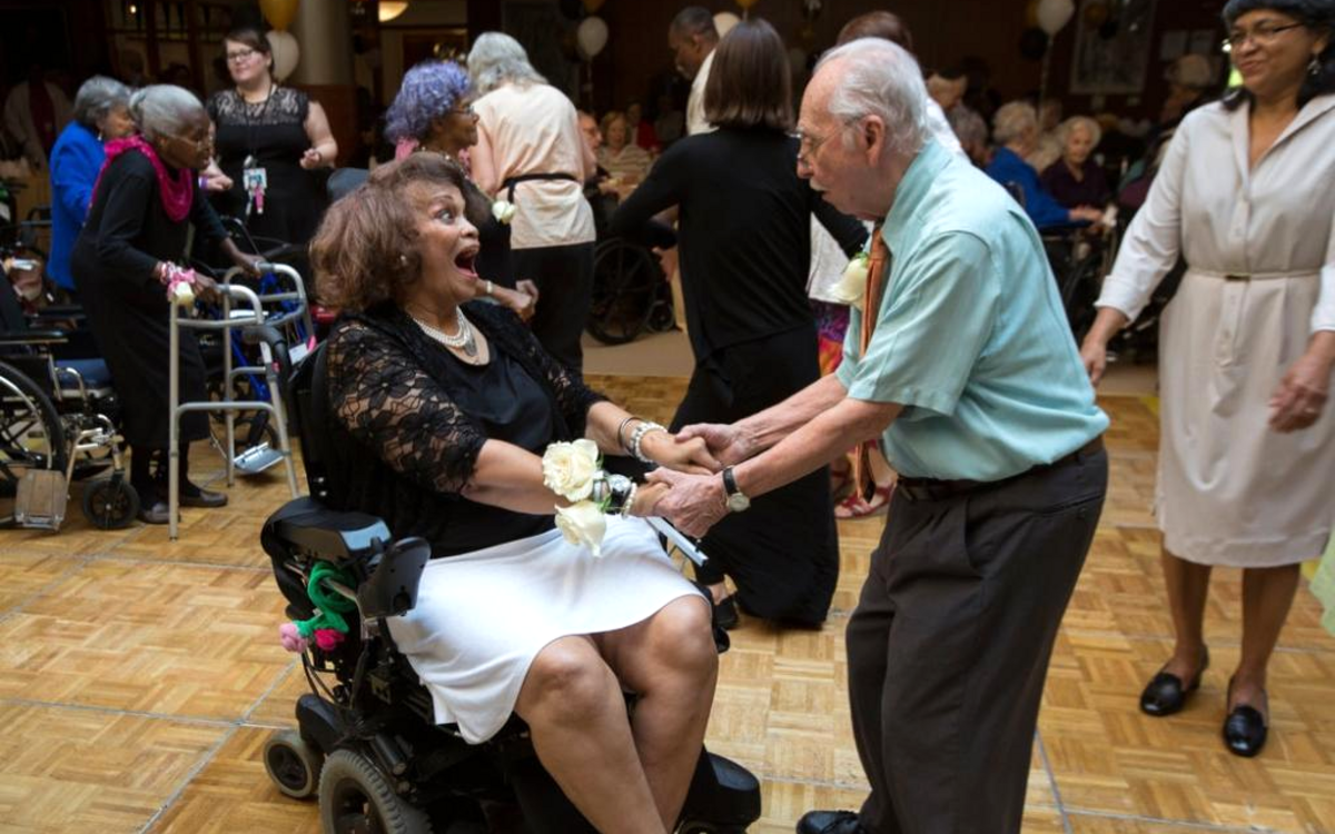 En mayo, el Hebrew Home de Riverdale celebró un baile. Este asilo del Bronx ha intensificado sus esfuerzos para ayudar a que sus residentes tengan relaciones, como un nuevo servicio de citas llamado G-Date.