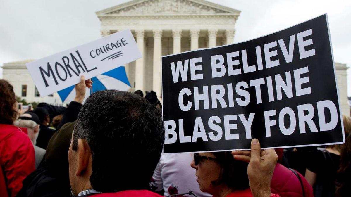 Varias personas protestan contra el nominado al Tribunal Supremo, Brett Kavanaugh, a las afueras del Supremo, en el Capitolio de Washington, EEUU, el 24 de septiembre del 2018.