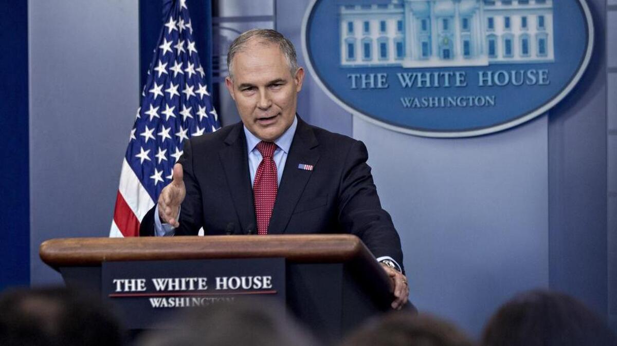 Scott Pruitt, administrador de la Agencia de Protección Ambiental (EPA), habla durante una rueda de prensa de la Casa Blanca en Washington, D.C., EEUU, el viernes, 2 de junio de 2017.