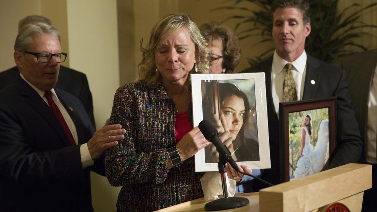 
 Debbie Ziegler, madre de Brittany Maynard, habla a los medios de prensa después de ser aprobada la legislación sobre la muerte asistida.
