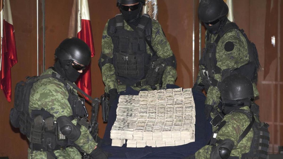 Soldados mexicanos muestra parte de los $13 millones que pertenecían a miembros del Cartel de Sinaloa y fueron confiscados en en el 2011.