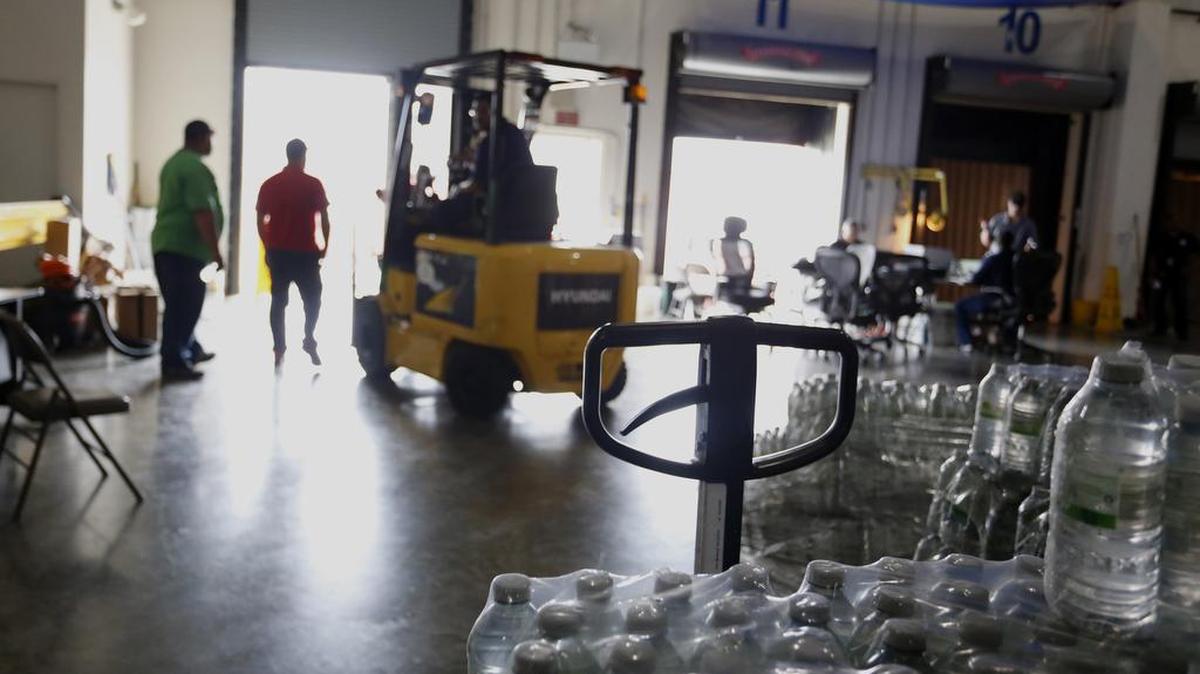 Un montacargas trabaja dentro del almacén principal de la Agencia Federal para la Administración de Emergencias (FEMA) en Guaynabo, Puerto Rico, el martes 26 de septiembre de 2017.