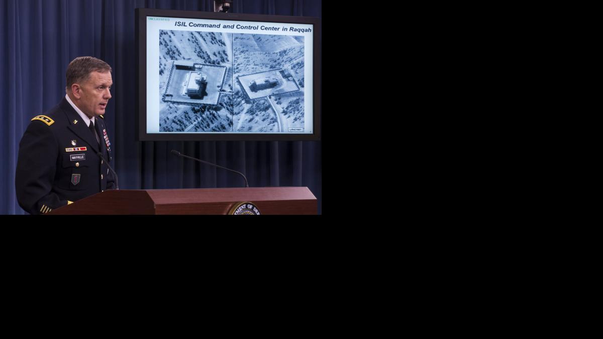 
El director de operaciones del Estado Mayor Conjunto de Estados Unidos, teniente general William C. Mayville Jr., informa en una rueda de prensa sobre los ataques aéreos contra objetivos terroristas del Estado Islámico (EI) y Al Qaeda en Siria, en la sala de prensa del Pentágono en Arlington, Virginia , el martes 23 de septiembre de 2014. 
