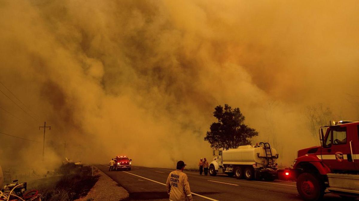 El incendio se extiende por la autopista 395 al sur de Janesville en el condado de Lassen, California, el 17 de agosto del 2021.