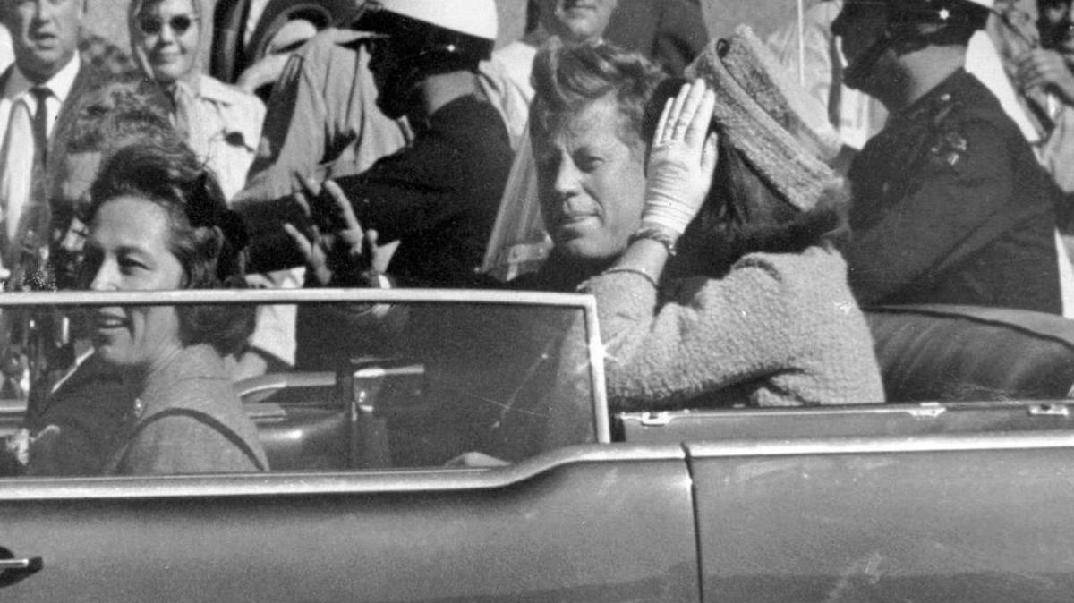En esta imagen del 22 de noviembre de 1963, el presidente John F. Kennedy saluda desde su auto mientras recorría Dallas. En el vehículo viajan también la primera dama Jacqueline Kennedy (derecha), Nellie Connally (segunda desde la izquierda) y su esposo, John Connally (extremo izquierdo), gobernador de Texas.