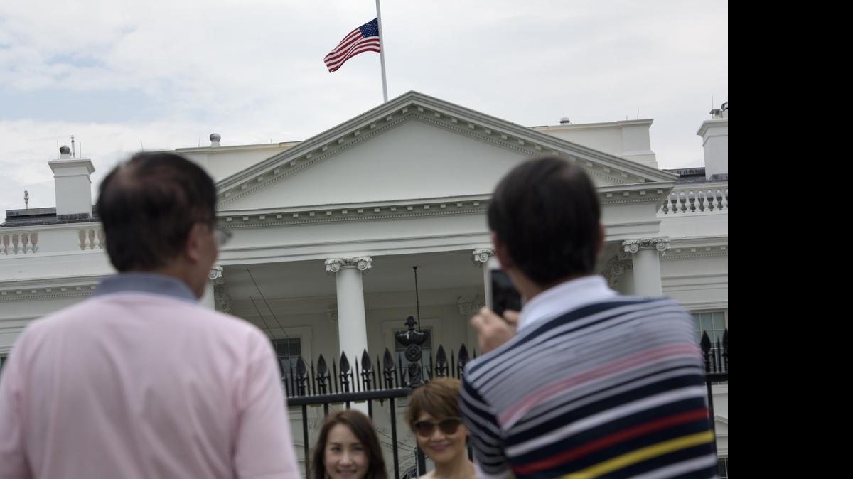 
En una declaración presidencial, Obama ordenó que la bandera ondee a media asta “en la Casa Blanca y en todos los edificios y terrenos públicos del país hasta el próximo 25 de julio incluido.
