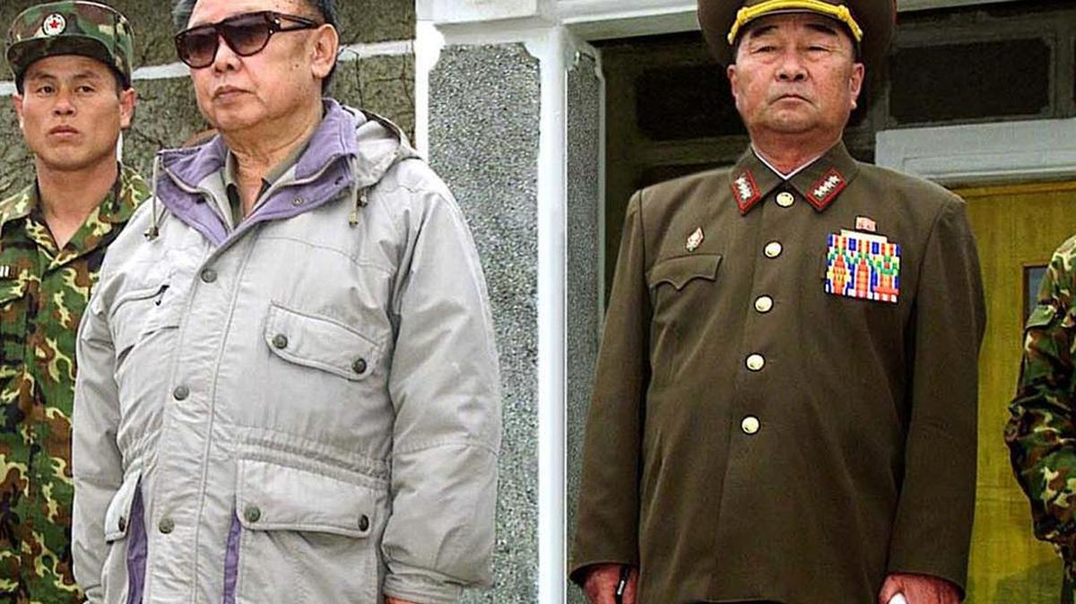 El general Kim Jong-sik, a la derecha, junto al entonces líder norcoreano Kim Jong-il, en Corea del Norte. Archivo.