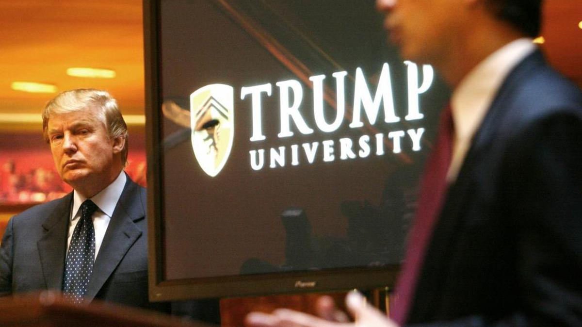 El entonces estrella de reality TV y magnate Donald Trump asiste al anuncio de la apertura de la Universidad Trump, el 23 de mayo de 2005, en Nueva York. A la derecha está Michael Sexton.